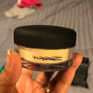 MAC loose powder brand new never use, light shade